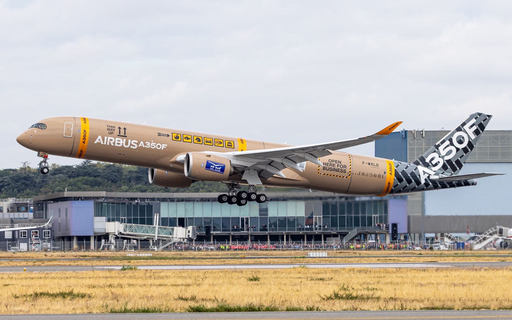 Airbus A350F : le prototype du nouveau cargo long-courrier réalise son premier vol à Toulouse