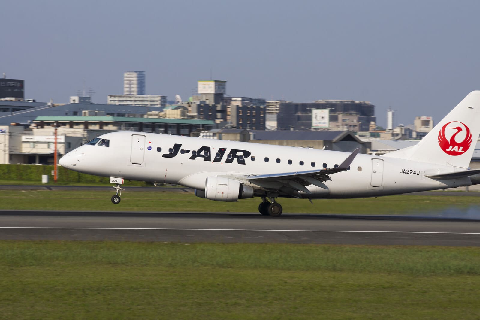 Japan Airlines prolonge son accord Pool avec Embraer pour soutenir ses E‑Jets E170/E190 